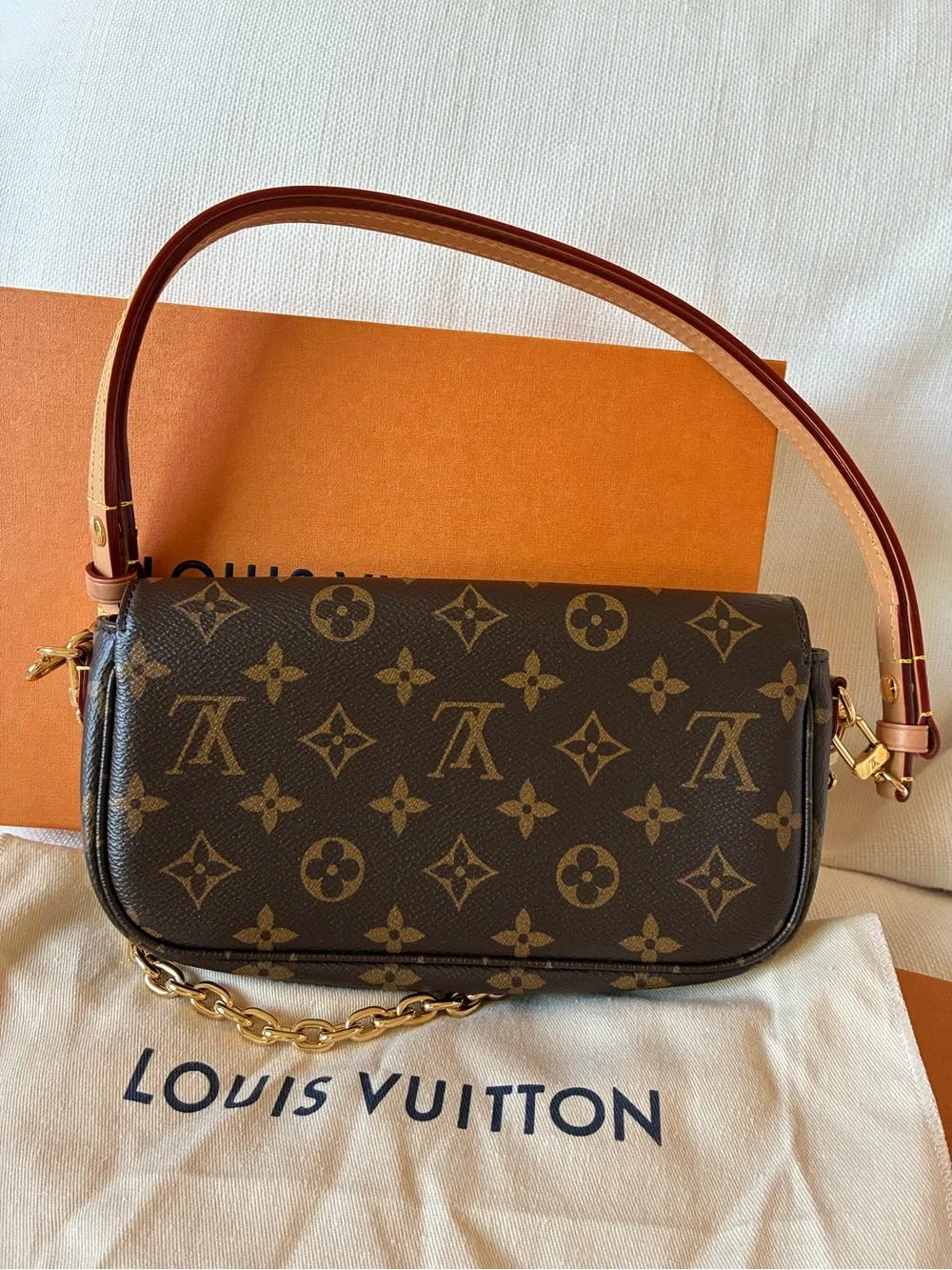 Louis Vuitton Ivy Wallet on Chain Monogram M81911